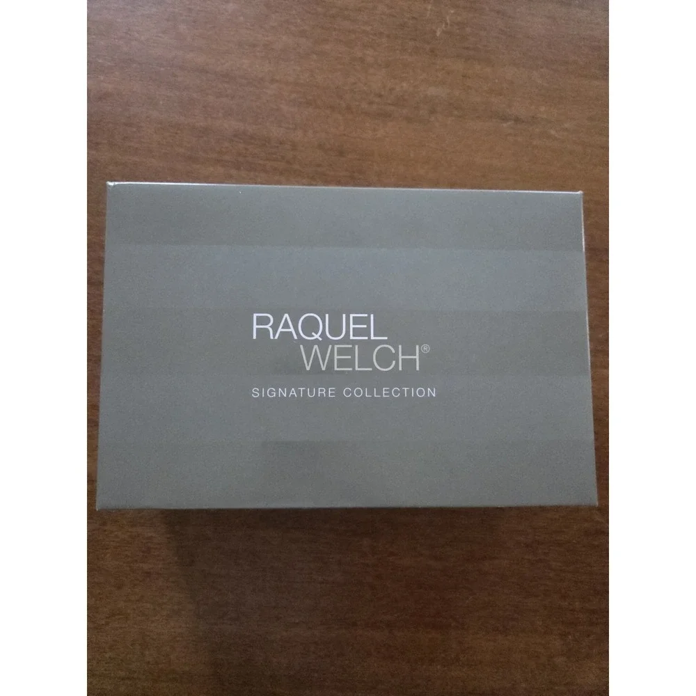 Raquel Welch Cinch Wig  SS29/20 average Strawberry Blonde hairuwear